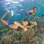 Kinder schnorcheln im Meer – Foto: Bird's Head Seascape / Jones/Shimlock, CC BY-SA 4.0