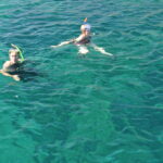 Zwei Schnorchler in türkisklarem Wasser der Adria