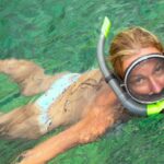 Frau mit Schnorchelmaske beim Schnorcheln